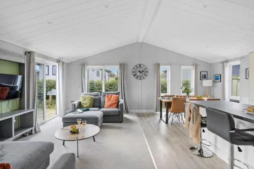 Clover Lodger, 32 Roadford Lake Lodges, Lifton - Image 1