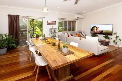 Large 150sqm Deluxe Suite with Pond View, close to Noosa & Eumundi - Image 1