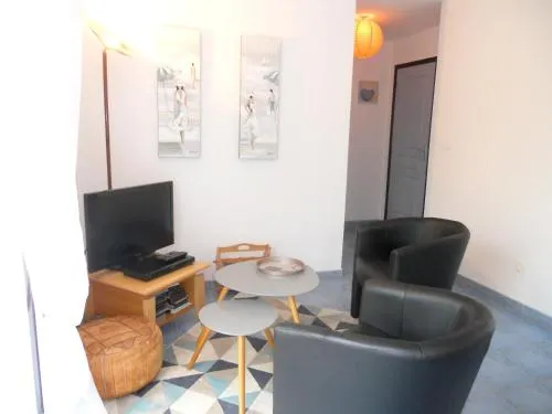 Holiday Home Rue De Nivern Bihan - Image 1