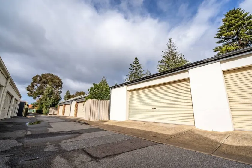 Glenelg Beach Stylish 2 Story Townhouse Sea View - Image 1