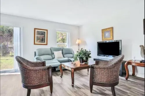 Beautiful Bracken Ln Bungalow - Image 1
