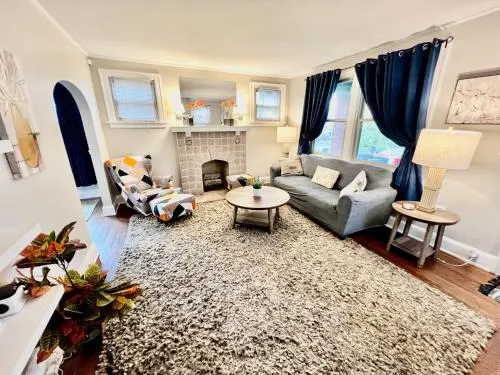Private Bedroom Suite 1 in Cozy Comfy Bungalow 10 min from downtown - Image 1