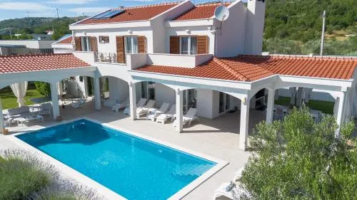 Luxurious private family resort with mountain view - Image 1