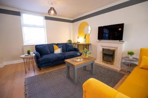 Large 3 bed, 3 bath house with parking - Ashby Town centre - Image 1