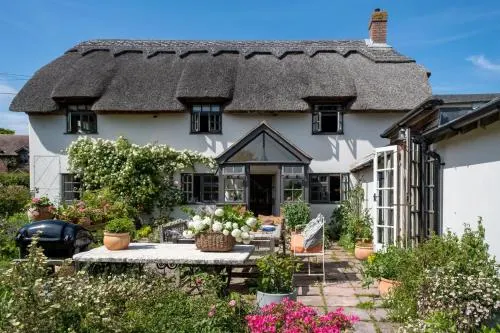 Thatched Hat Cottage - Image 1