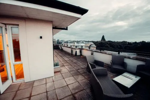 Lovely 4/BDR Penthouse w/ lovely views - Image 1