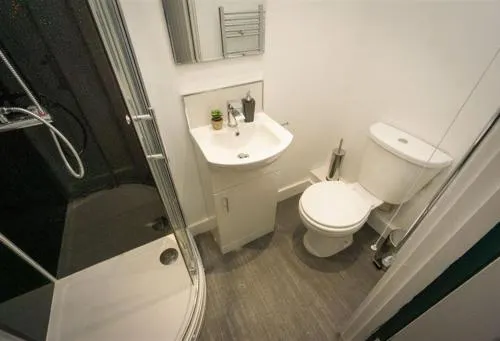 King St Contractor Accommodation 6 bed 6 bath free parking for vans - Image 1