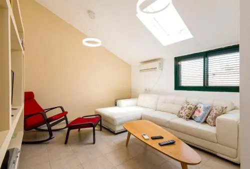 Ha-Meyasdim 63 Apartment - Image 1