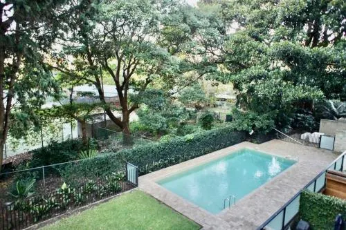 Lovely refurbished 1 bed near marina parking - Image 1
