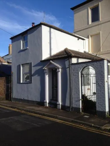 Victorian Cottage The Beach Walmer - Image 1