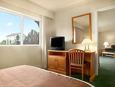 Knights Inn Harbour Resort And Hotel - Image 1