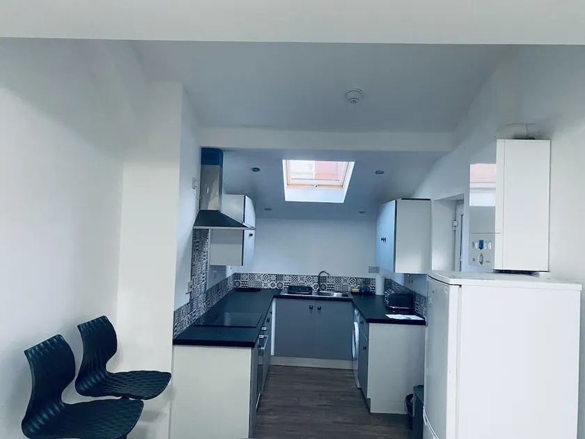 Inviting 5 bed House in Manchester - Image 1