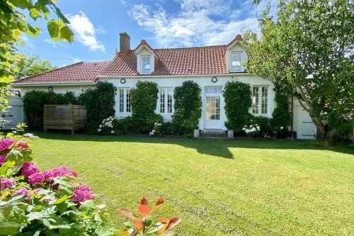 Stunning Holiday Home in Escalles Near Sea - Image 1