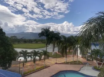 Hotel Campestre Lago Heliconias - Image 1