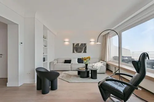 Stunning fully renovated apartment with panoramic sea-view in 't Zoute with 2 parkings - Image 1