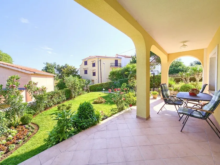 Alluring Apartment in Vantacici Amid the Sea - Image 1