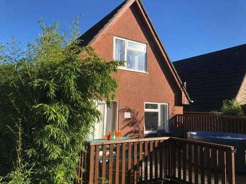 Lovely lodge Sleeps 8 Private Hot Tub plus Shared Pools - Image 1