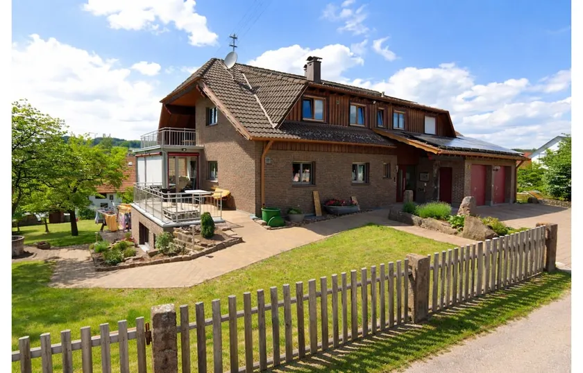 Spacious apartment in the Black Forest in a quiet residential area with private balcony - Image 1