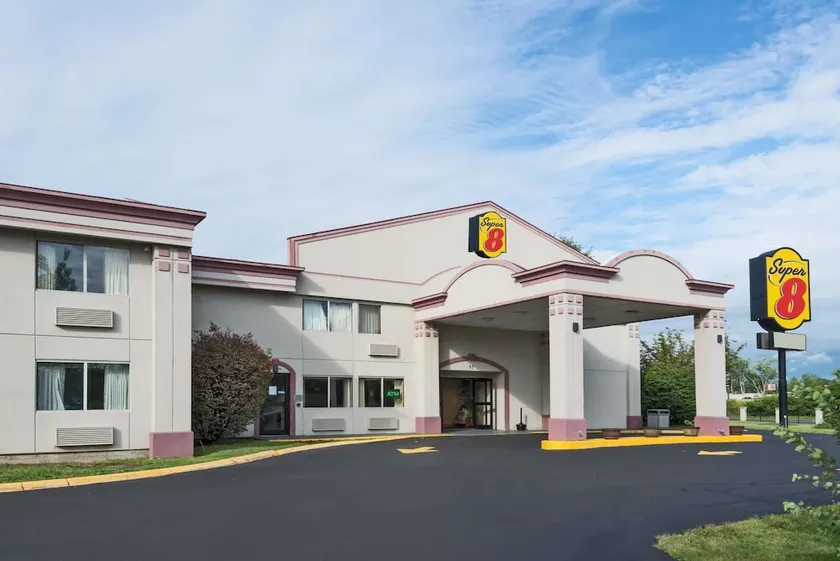 Super 8 by Wyndham Hartford Hotel - Image 1