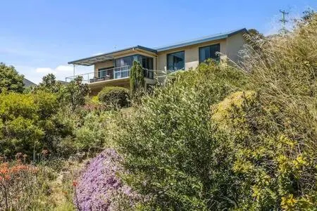 The Bay Waterfront home 10 min to CBD Sleeps 9 - Image 1