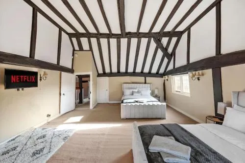 6 Bed Countryside Mansion With Tennis Court & Swimming Pool with Parking - Image 1