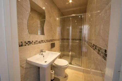 Royal London Hotel & Apartments - Image 1