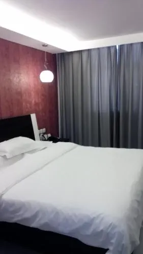 Fairyland Hotel Dongfeng Plaza - Image 1