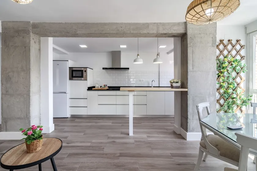 Apartamento reformado con parking - Image 1