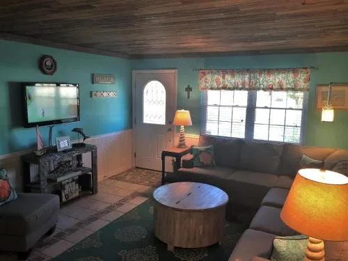 The Sea Suite 4 Bedrooms 2 Bathrooms Home - Image 1