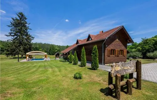 Beautiful Holiday Home in ?a?inci With Swimming Pool - Image 1