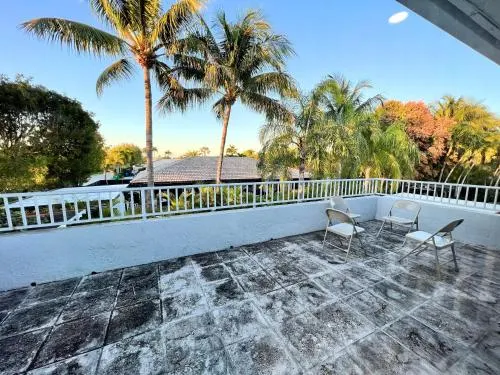 Spacious and Luxurious 4bd 3br House Pool Tub BBQ Private - Image 1