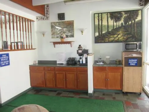 Budget Inn Batavia - Image 1