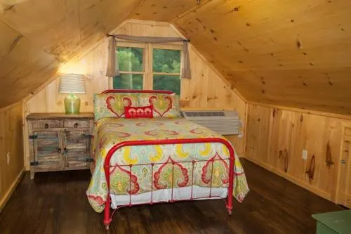 The Barn At Cold Mountain Pond is an Endearing Family Cabin Nestled in the Heart of the Cherry Log - Image 1