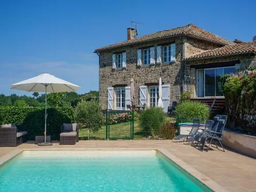 Superb holiday home with private pool - Image 1