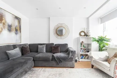 Spacious & Chic 3bed House in London - Image 1