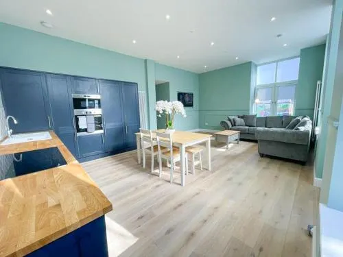 Beautiful 2BR, Private Entry in Vibrant Leith - Image 1