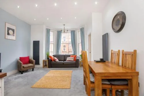Apartment 4 The Keyes- Stunning & Stylish Apartment With Free Parking - Image 1