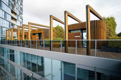 Modern 1 Bed Opposite Racecourse - Image 1