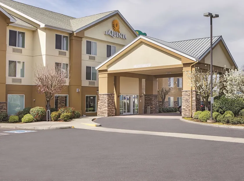 La Quinta Inn & Suites by Wyndham Central Point - Medford - Image 1