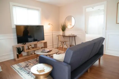 Cozy, Stylish 2BR Apt near O'Hare Int'l Airport - Image 1