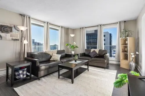 RIVER VIEW 2BR CONDO IN THE HEART OF THE CITY - Image 1