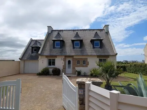Holiday Home by Roscoff Beach and Horse Racing - Image 1