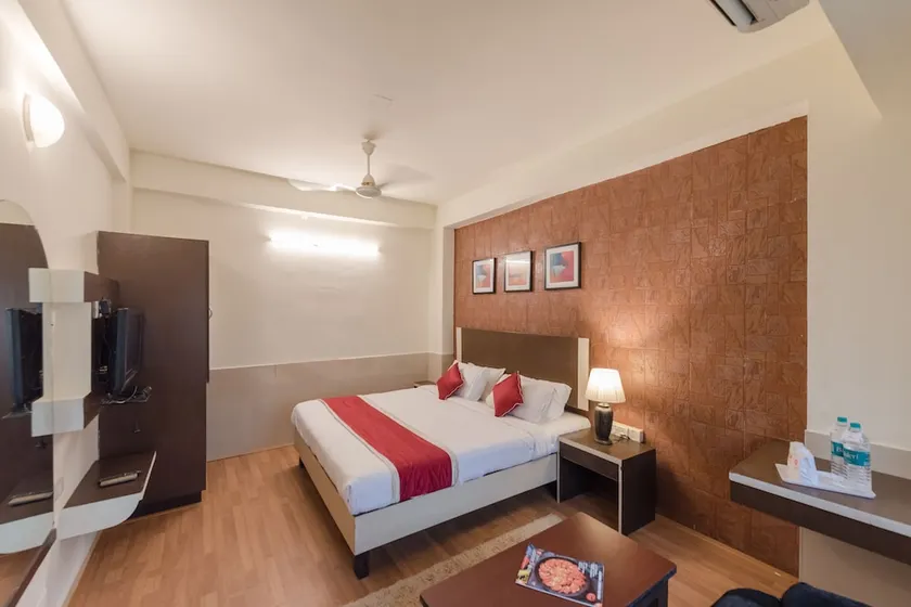Hotel Roopa - Image 1