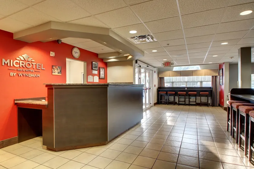 Microtel Inn & Suites by Wyndham Tuscaloosa Near University - Image 1