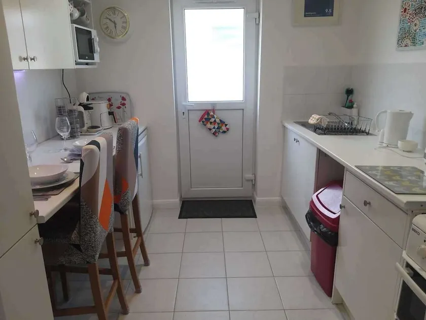 1-bed Seaside Retreat - Sleeps 2, Parking & Garden - Image 1
