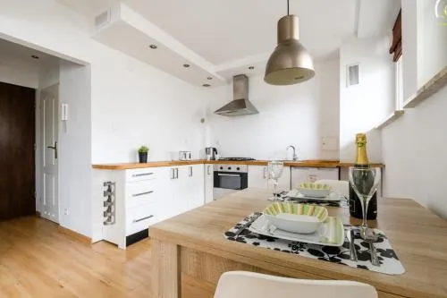 Balcony Apartment Near Old Town - Image 1