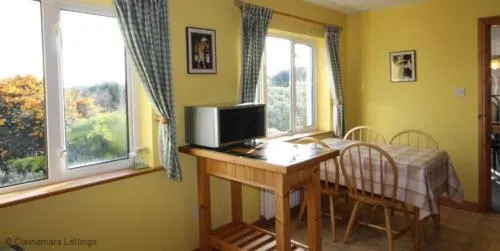 Sea Side Lodge - Image 1