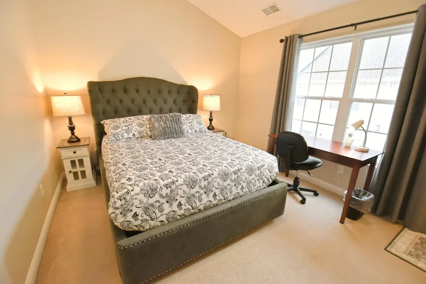 Walk to Notre Dame Spacious 3BR Townhome w Garage Family-friendly Amenities 123p - Image 1