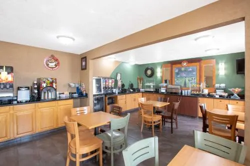 AmericInn by Wyndham Council Bluffs - Image 1