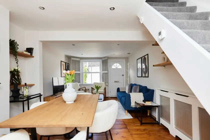 The Elmbridge Getaway Glamorous 2BDR with Garden - Image 1